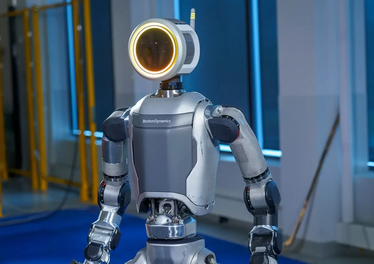 Le robot humanoïde Atlas de Boston Dynamics dans un environnement industriel
